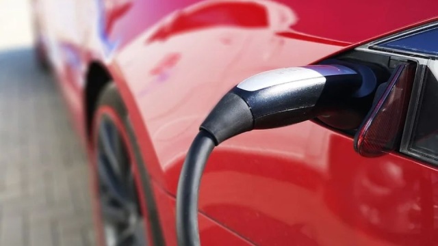 Stacje do ładowania samochodów elektrycznych staną na ulicach Kołobrzegu. Kierowcy posiadający ekologiczne pojazdy będą mogli skorzystać z nich już podczas tegorocznych wakacji.