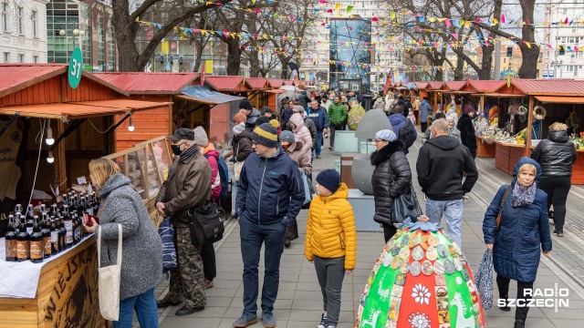 Kołacze, szaszłyki i kolorowe stroiki - trwa przedostatni dzień Szczecińskiego Jarmarku Wielkanocnego.