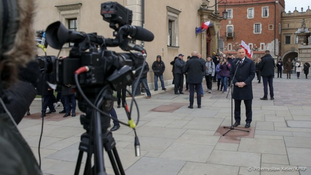 Prezydent Andrzej Duda złożył kwiaty przy grobie pary prezydenckiej na Wawelu w 12. rocznicę katastrofy smoleńskiej.