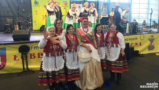 Msza święta i korowód z palmami rozpoczęły drugi dzień Międzynarodowych Wielkanocnych Spotkań z Folklorem - czyli doroczną Łobeską Babę Wielkanocną.