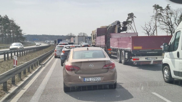 Pięciu kilometrów sięga obecnie korek na autostradzie A6 przy dojeździe - z obu stron - do węzła Kijewo. To skutek kolizji z udziałem dwóch TIR-ów na zwężeniu w kierunku Świnoujścia.