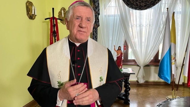 Chrystus Zmartwychwstał, prawdziwie zmartwychwstał - pozdrawia abp Andrzej Dzięga. Metropolita szczecińsko-kamieński kierując życzenia do mieszkańców regionu mówi, że niesie się te zawołanie i ta odpowiedź przez szczecińską ziemię, przez nasze serca, domy i rodziny ubogacone w tym roku szczególnie obecnością przybyszów z Ukrainy, ale także tych, którzy pracują poza Polską, a chcą świętować razem z nami.