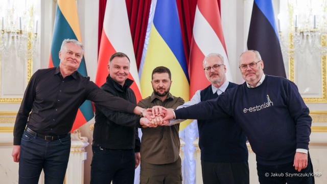 Prezydent Andrzej Duda i przywódcy krajów bałtyckich spotkali się w Kijowie z prezydentem Ukrainy Wołodymyrem Zełeńskim - informuje kancelaria prezydenta.