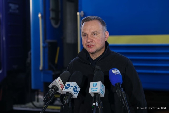 Rosjanie prowadzą na Ukrainie wojnę totalną - powiedział prezydent Andrzej Duda. W czwartek rano dotarł już do dworca w Przemyślu po wizycie w Kijowie wspólnie z prezydentami Litwy, Łotwy i Estonii.