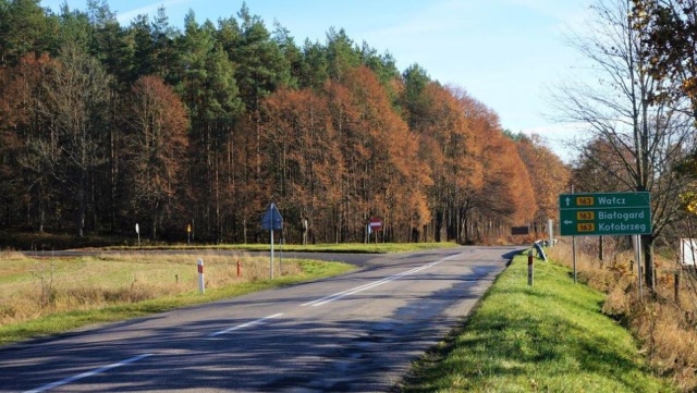 Pierwszy etap przebudowy drogi wojewódzkiej nr 152, na odcinku Świdwin-Połczyn Zdrój z opóźnieniem.