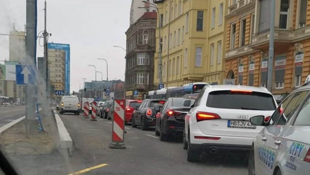 Ogromne problemy mają kierowcy próbujący pokonać ulice w centrum Szczecina. Przede wszystkim zmotoryzowani dojeżdżający do galerii handlowych.