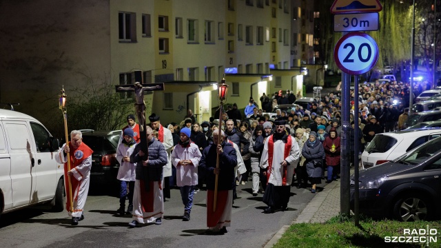 W piątek wieczorem, na szczecińskim osiedlu Książąt Pomorskich, kilkaset mieszkańców uczestniczyło w drodze krzyżowej.