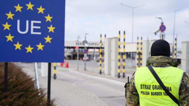 W niedzielę z Ukrainy do Polski przybyło 17,3 tysiąca uchodźców. Z kolei na Ukrainę wyjechało 19,3 tys. osób.