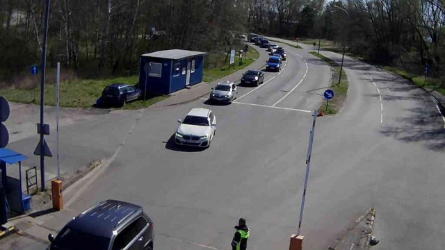 Prawie kilometrowa kolejka pojazdów ustawiła się już na dojeździe do karsiborskiej przeprawy promowej w Świnoujściu.