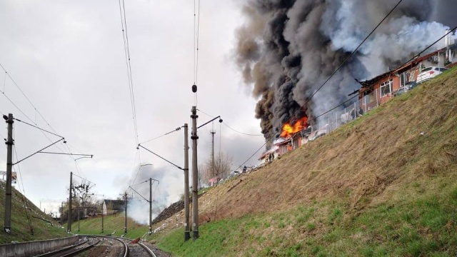 Siedem osób zginęło a 11 zostało rannych w wyniku porannego ostrzału Lwowa. Spadły tam rosyjskie rakiety. Rosjanie rakietami i artylerią atakują też inne miasta na Ukrainie.