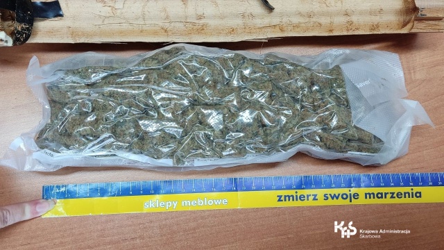 Ponad 1,5 kilograma marihuany przechwycili Funkcjonariusze zachodniopomorskiej Krajowej Administracji Skarbowej pełniący służbę w Oddziale Celnym przy Poczcie Polskiej.