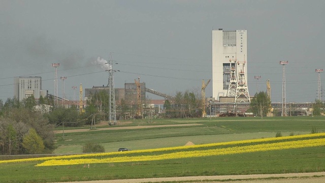 Z powodu trudnych warunków, czyli przekroczenia dopuszczalnych stężeń gazów, kierownik akcji ratunkowej w kopalni Pniówek zdecydował o chwilowym wycofaniu ratowników z miejsca, gdzie poszukiwani są zaginieni górnicy.