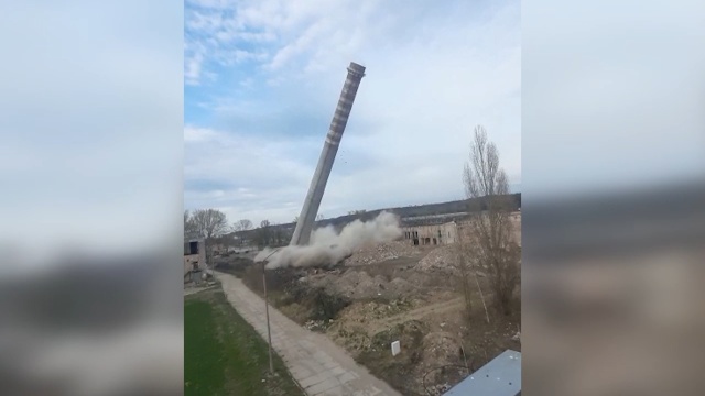 Stumetrowy komin na terenie byłej fabryki Wiskord w szczecińskich Żydowcach został zburzony. Betonowa konstrukcja runęła w środę.