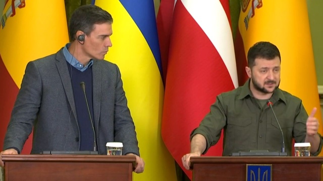 200 ton amunicji i materiałów wojskowych wysłała Hiszpania na Ukrainę. Jest to dwukrotność dotychczasowej pomocy udzielonej przez Hiszpanię okupowanemu krajowi - poinformował na spotkaniu z prezydentem Ukrainy Wołodymyrem Zełenskim w Kijowie premier Hiszpanii, Pedro Sanchez.