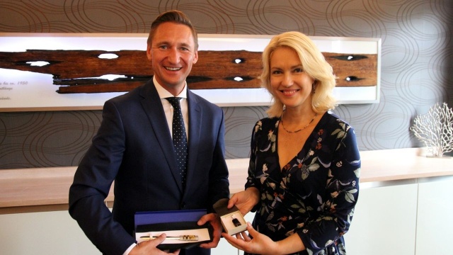 Marszałek województwa tłumaczy się ze spotkań z premier Meklemburgii-Pomorza Przedniego.