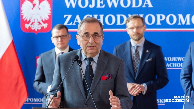Mamy doskonałą współpracę z urzędem wojewody w kwestii pomocy dla uchodźców z Ukrainy, mówił dziś prezydent Stargardu - Rafał Zając. W urzędzie wojewódzkim odbyło się spotkanie pełnomocnika rządu do spraw uchodźców - Pawła Szefernakera z prezydentami dużych miast z naszego regionu. Prezydent Rafał Zając mówi że udało się na początku zapewnić uchodźcom z Ukrainy mieszkania, teraz trzeba pomóc z znalezieniu pracy.