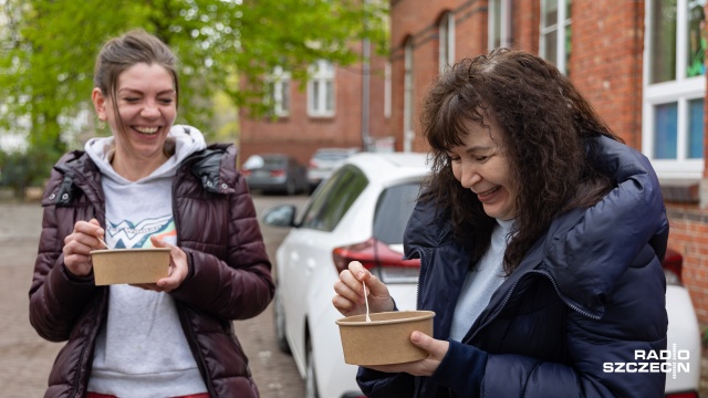 Kucharze z Niemiec gotują dla uchodźców z Ukrainy. Nasi zachodni sąsiedzi przyjechali w piątek do Domu Ukraińskiego przy ul. Adama Mickiewicza w Szczecinie.