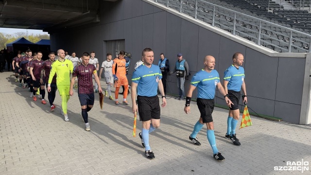 Ustępujący mistrz Polski zawitał na Twardowskiego. Piłkarze Pogoni zmierzą się z Legią Warszawa w 30. kolejce ekstraklasy. Szczecinianie, w minioną środę, przegrali z Rakowem Częstochowa i teraz muszą pokonać stołeczny zespół, aby zachować szansę na mistrzowski tytuł.