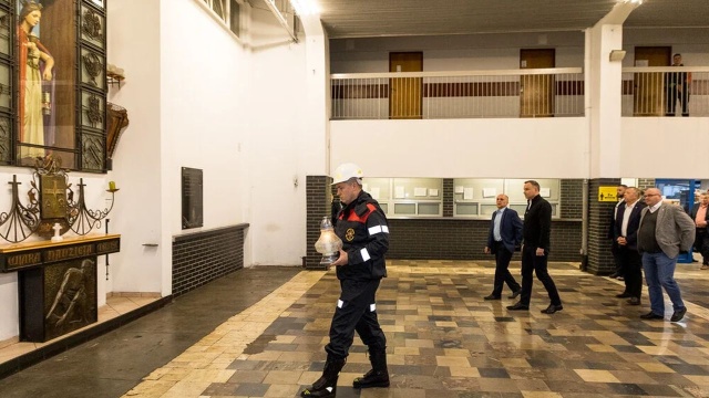 Ratownicy górniczy przez całą noc próbowali dotrzeć do uwięzionych pod ziemią 6 górników w kopalni Zofiówka w Jastrzębiu Zdroju.