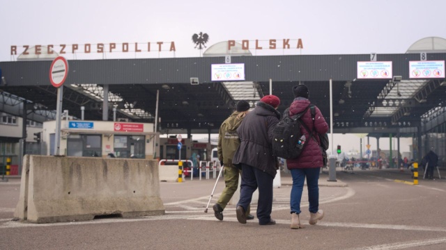 Straż Graniczna poinformowała, że minionej doby jej funkcjonariusze odprawili 9,8 tysiąca osób z Ukrainy. Z kolei na Ukrainę wyjechało 11,8 tys. osób. W poniedziałek do godziny 7.00 na teren Polski wjechało 1800 osób.