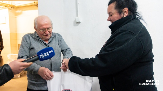 Ponad 50 paczek z żywnością trafi do beneficjentów Punkty Pomocy Socjalnej PCK w Szczecinie, z którego osoby bez miejsca zamieszkania mogą korzystać przez cały rok.