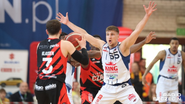 Koszykarze Kinga zachowali szanse awansu do półfinału Mistrzostw Polski. Szczecinianie pokonali w poniedziałek Czarnych Słupsk 83:78 (22:21, 20:22, 25:18, 16:17) w trzecim ćwierćfinałowym meczu play-off w i wciąż mają szansę awansu do półfinału Mistrzostw Polski.