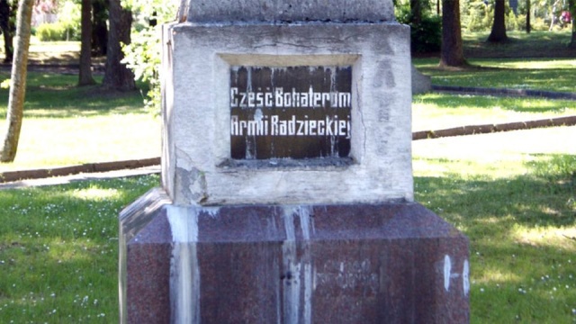 Obelisk został zdemontowany w czwartek. Stał w parku w pobliżu ratusza. Prace zlecił Instytut Pamięci Narodowej.