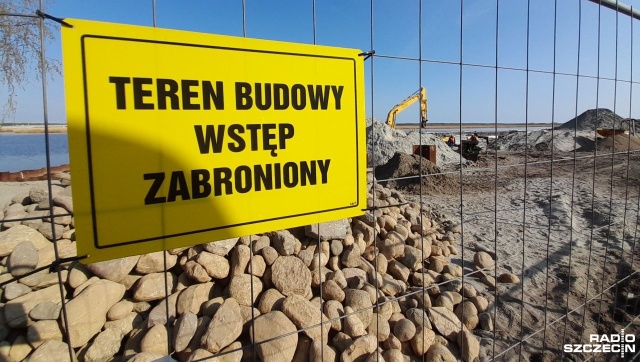 Na modernizowanej przystani rybackiej w Świnoujściu pojawiły się pomosty. Wykonawca przebudowy obiektu już rozpoczął ich montaż. Docelowo zamocowane mają zostać trzy pływające stanowiska.