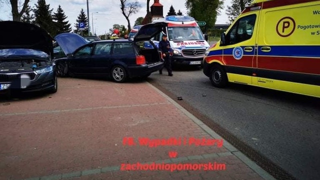 Trzy samochody osobowe zderzyły się w Krzywinie Gryfińskim. Na miejscu lądował śmigłowiec LPR.