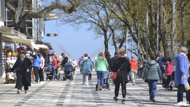 Polacy wciąż chętnie wypoczywają nad Bałtykiem. Korzystając z długiego weekendu turyści wyruszyli nad morze. Gdy już udało im się pokonać korki mogą korzystać z uroków nadmorskich kurortów. Kołobrzeskie deptaki wypełniły się spacerowiczami. Wypoczywających w okolicach miejscowego molo zapytałem, jaki plan mają na trwającą majówkę.