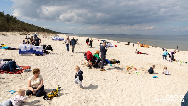 Słoneczna majówka zachęciła wielu Polaków, aby wolny, długi weekend spędzić nad morzem.