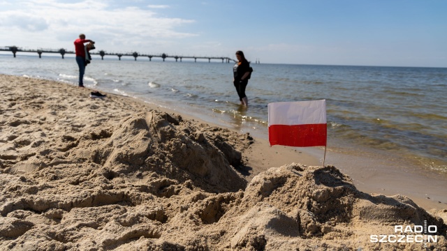 Mieszkańcy naszego regionu w różny sposób świętują obchodzony od 2004 roku Dzień Flagi. Polskie flagi powiewały nawet na międzyzdrojskiej plaży.
