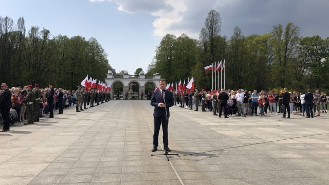 Na Placu Piłsudskiego w Warszawie zakończyły się główne uroczystości obchodów Dnia Flagi Rzeczypospolitej Polskiej. Wziął w nich udział minister Obrony Narodowej - Mariusz Błaszczak.