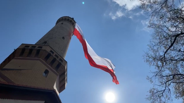 To już tradycja na Pomorzu Zachodnim - największa flaga powiewa nad Świnoujściem.