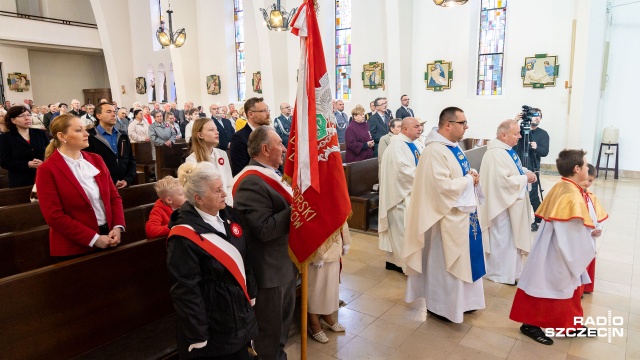 Mszą świętą rozpoczęły się wojewódzkie obchody święta Konstytucji 3 Maja w Szczecinie. W ten dzień, serca Polaków po prostu chcą być razem i modlić się w intencji naszej Ojczyzny - mówił ks. Krzysztof Cichal, proboszcz parafii św. Rodziny.