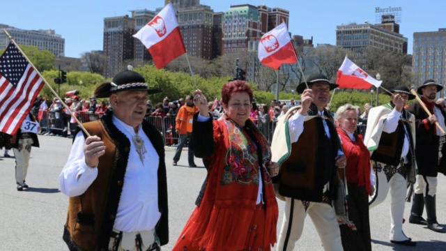 W centrum Chicago, przy tamtejszym urzędzie miejskim ponownie zawisła biało-czerwona flaga.