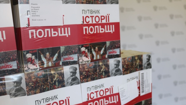 8 tysięcy przewodników po polskiej historii przekazał Kuratorom Oświaty Instytut Pamięci Narodowej.