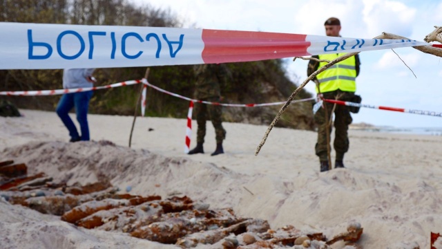 Saperzy będą usuwać niewybuchy znalezione w Kołobrzegu. Chodzi o pociski na plaży w Podczelu.