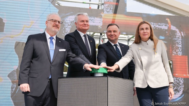 Prezydenci Polski, Litwy i Łotwy uroczyście otworzyli nowy polsko-litewski gazociąg. To bardzo ważna inwestycja mająca wymiar nie tylko gospodarczy, lecz także polityczny - podkreślili w swoich wystąpieniach. Nowym połączeniem będzie można tłoczyć surowiec w dwie strony.