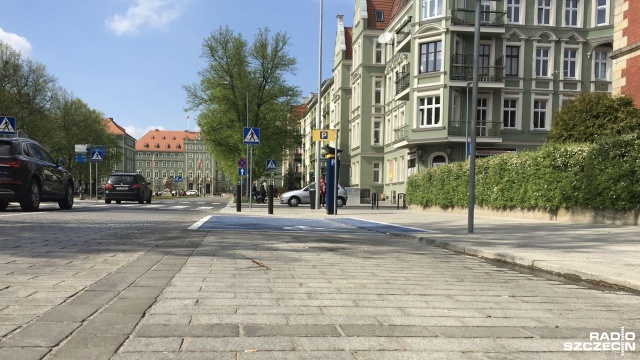 Miejsca do parkowania na wyremontowanym odcinku alei Jana Pawła II w Szczecinie są źle oznakowane, opłaty są tam pobierane bezprawnie - uważa Stowarzyszenie Prawo na Drodze.