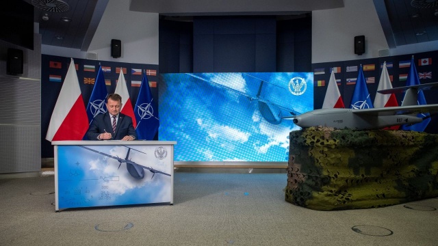 Bezzałogowy system rozpoznawczo-uderzeniowy Gladius trafi do polskiego wojska. Minister obrony narodowej Mariusz Błaszczak zatwierdził w piątek umowę w tej sprawie.