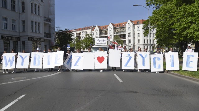 Kilka tysięcy osób wzięło udział w dzisiejszym Marszu dla Życia, który odbył się w Szczecinie.