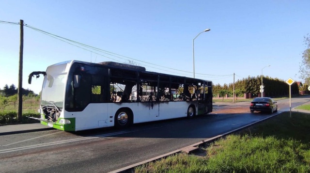 Kłopoty z płynną jazdą także na ulicy Długiej w Mierzynie. W okolicach skrzyżowania z ulicą Modrzewiową zapalił się autobus linii nr 224.