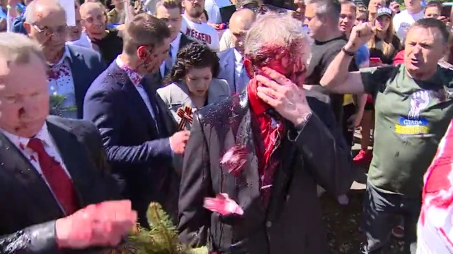 Incydent ze wszech miar godny ubolewania, który nie powinien mieć miejsca - tak o oblaniu czerwoną substancją ambasadora Rosji Siergieja Andriejewa mówi szef polskiej dyplomacji Zbigniew Rau.