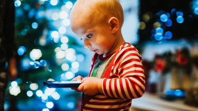 Eksperci w czasie krakowskiej konferencji Uwaga Smartfon przekonują, że najgorszym prezentem dla dziecka jest smartfon lub tablet.