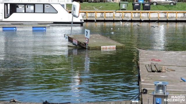 Sezon żeglarski za pasem, na świnoujskiej marinie przybywa jachtów, a w tle rozpadają się pomosty. Wciąż nieusunięte zniszczenia to skutek zimowych sztormów.