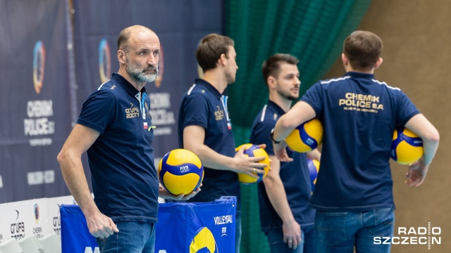 Taki trener to skarb. Marek Mierzwiński szkoleniowiec siatkarek klubu Grupa Azoty Chemik Police doprowadził drużynę do tytułu mistrza Polski.
