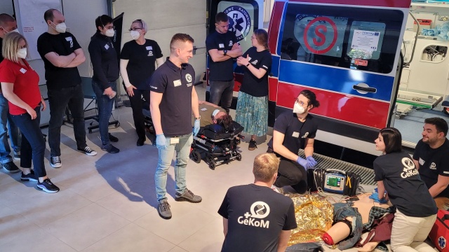 Polscy i niemieccy ratownicy wspólnie ćwiczą udzielanie pierwszej pomocy. Szkolenie odbywa się w Ośrodku Symulacji Medycznych w Międzyzdrojach. Współpraca ma pozwolić na lepsze przeprowadzanie interwencji na pograniczu.