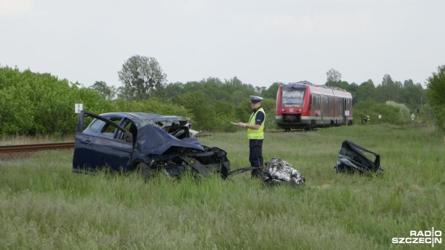 Wypadek na niestrzeżonym przejeździe kolejowym w Stobnie, w powiecie polickim.