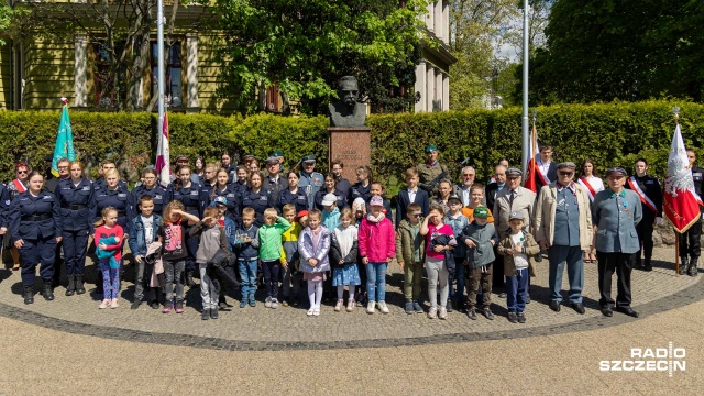 W czwartek pod pomnikiem Naczelnika Państwa złożono kwiaty. To z okazji 87. rocznicy śmierci marszałka Józefa Piłsudskiego.